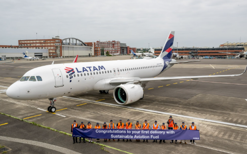 Latam recebe primeira aeronave com combustível sustentável de aviação no Brasil. Na imagem: Nova aeronave A320neo incorporada à frota da Latam Airlines, após voo da fábrica da Airbus em Toulouse (França) para Fortaleza (Ceará) utilizando 30% de SAF de óleo de cozinha usado (Foto: Divulgação Latam)