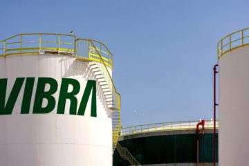 Reforma no estatuto encarece eventual aquisição do controle da Vibra; Petrobras nega recompra. Na imagem: Grande tanque de armazenamento em base da Vibra Energia; tanque na cor branca com escada metálica amarela (Foto: Divulgação)