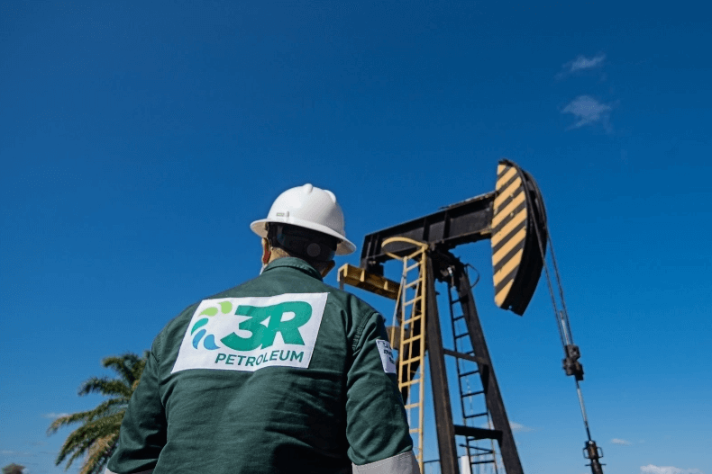 3R quer emitir debêntures incentivadas para financiar a exploração de petróleo e gás na Bacia Potiguar, no RN. Na imagem: Funcionário da 3R Petroleum em frente a cavalo de pau, para exploração terrestre de petróleo (Foto: Divulgação)