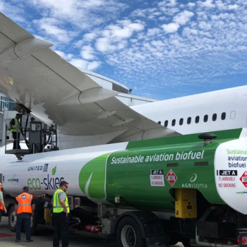 O que é SAF? Entenda as diferentes rotas de produção do combustível sustentável de aviação. Na imagem: Biocombustível de aviação abastece aeronave da United no Aeroporto Internacional de São Francisco, nos EUA (Foto: Divulgação)