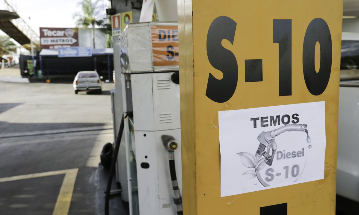 Preço do diesel aumenta nos postos em meio a dificultardes no abastecimento. Na imagem: Bomba de diesel S-10 em posto de combustíveis (Foto: Fabio Rodrigues Pozzebom/Agência Brasil)