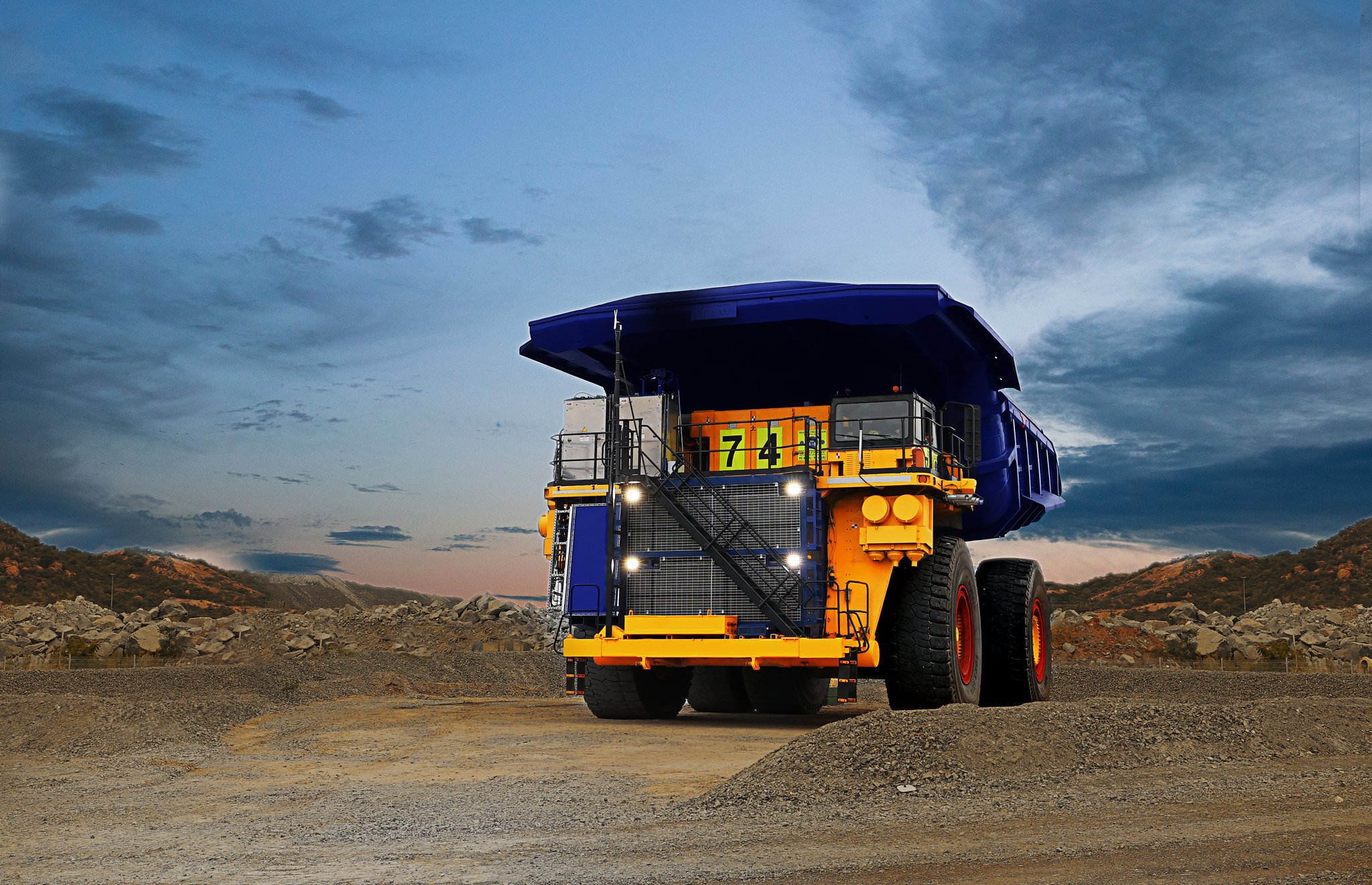 Eletrificação fracassa e mineradoras, como Vale e Anglo American, apostam no etanol e diesel verde para acelerar descarbonização na mineração. Na imagem: Caminhão de mineração a hidrogênio operando na mina de Mogalakwena, da Anglo American, na África do Sul (Foto: Divulgação)