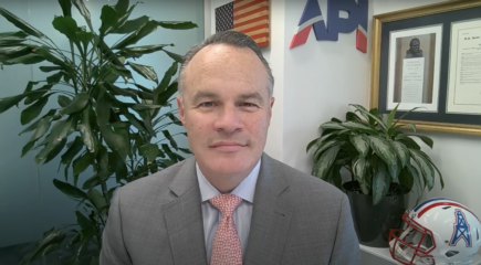 Consumidor americano vai continuar com carros a combustão, acredita American Petroleum Institute. Na imagem: Mike Sommers, presidente do American Petroleum Institute, em entrevista para a epbr