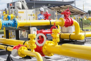 Citygate (ponto de entrega de gás) da Compagas, distribuidora de gás natural do Paraná; Rede de gasodutos nas cores amarela e vermelha, com trabalhador realizando inspeção; veste uniforme azul e capacete branco (Foto: Divulgação)