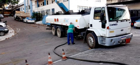 PL 2249/2023, aprovado no Senado, que facilita aproveitamento de combustíveis confiscados vai à sanção. Na imagem: Trabalhador conecta mangueira a caminhão tanque branco. Com apoio do Combustível Legal, gasolina e etanol apreendidos são repassados para PM do Rio abastecer sua frota (Foto: Divulgação ICL)