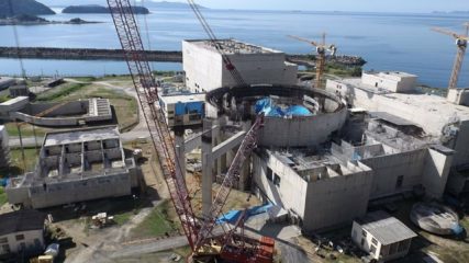 Governo federal aguarda BNDES para incluir usina nuclear de Angra 3 no novo PAC. Na imagem: Construção da usina nuclear Angra 3, na região sul fluminense, que tem potência prevista de de 1,4 GW e poderá atender 4,5 milhões de pessoas (Foto: Agência Brasil)