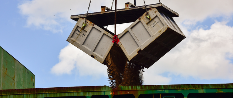 Brasil precisa de um plano para os minerais da transição energética, chamados minerais críticos. Na imagem: Contêineres içados despejam grande volume de lítio em embarcação para exportação (Foto: Divulgação Sigma Lithium)