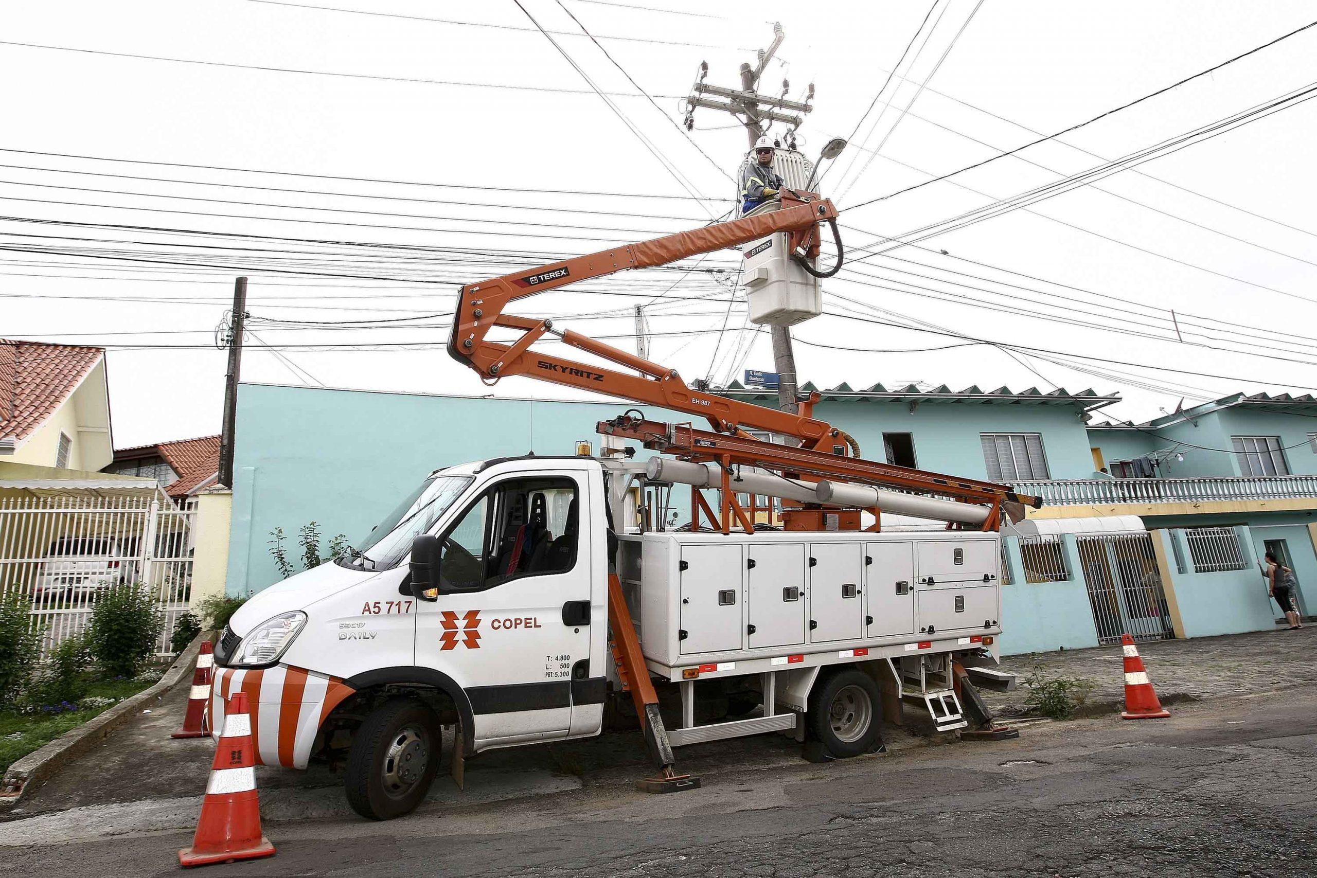 Aneel debate enrijecimento de regras para a atuação de distribuidoras de energia em emergências. Na imagem: Equipe de trabalhadores da Copel nas ruas, com caminhão com escada acoplada, realizando manutenção da rede de transmissão (Foto: Divulgação)