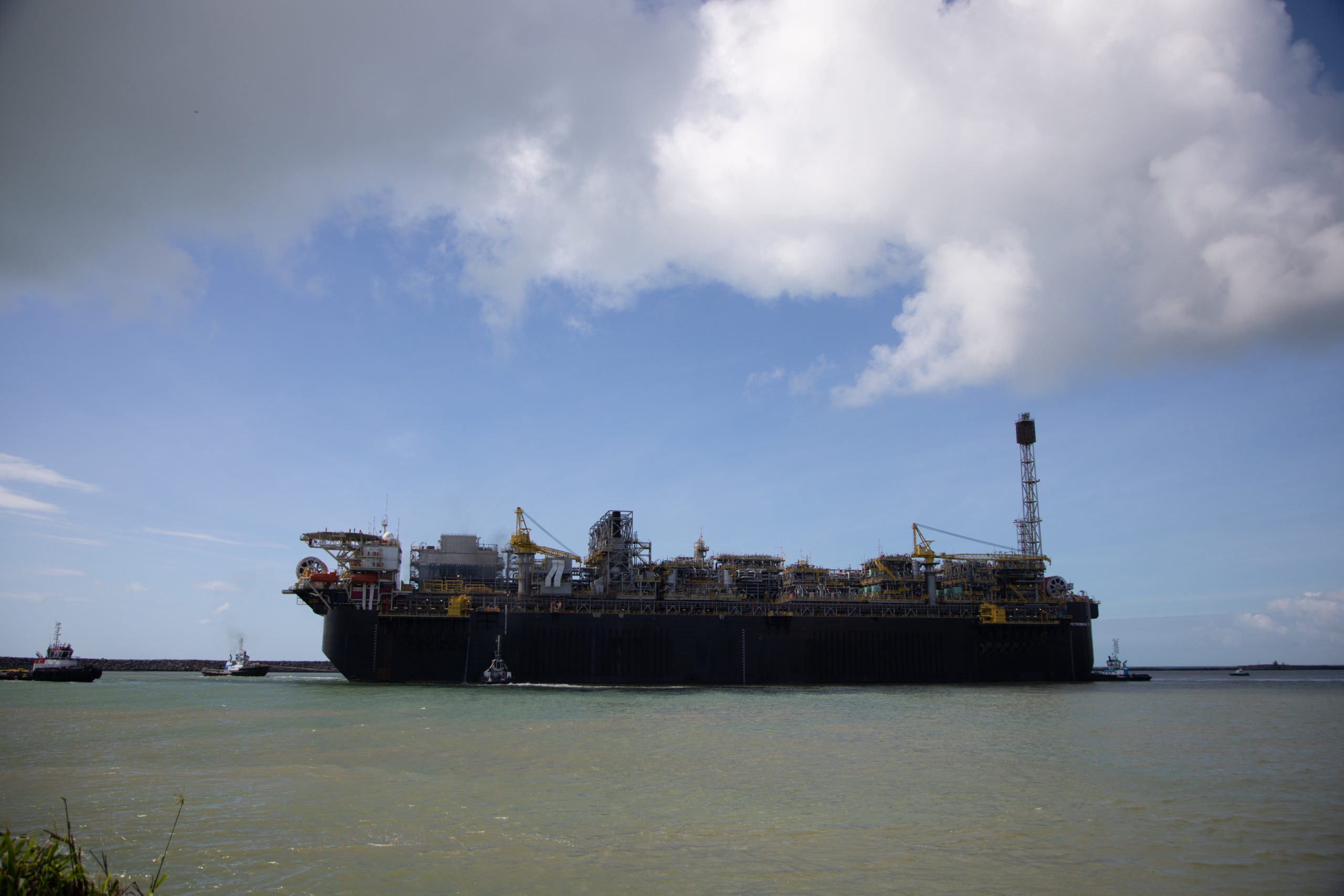 Equinor vence disputa com a Petrobras e compra carga de petróleo da União. Na imagem: Foto à contraluz do FPSO P-71 em operação no campo de Atapu, no pré-sal da Bacia de Santos (Foto: Felipe Gaspar/Petrobras)