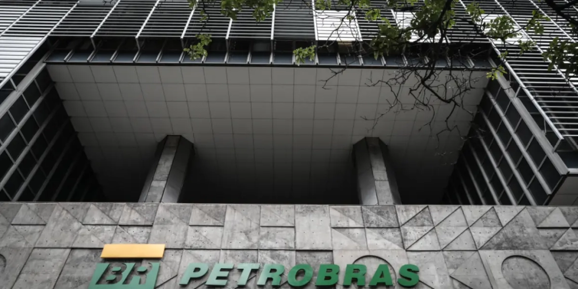 Petrobras vê espaço para venda de ativos para as petroleiras independentes e de menor porte. Na imagem: Fachada da sede da Petrobras (Edise), na Avenida Chile, no Rio de Janeiro (Foto: André Coelho/EFE)