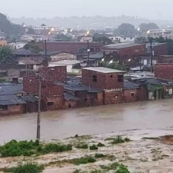 Justiça energética, o norte da transição energética no Brasil. Na imagem: Fortes chuvas em Recife causam inundações e interrupção no fornecimento de energia elétrica (Foto: Alma Preta)