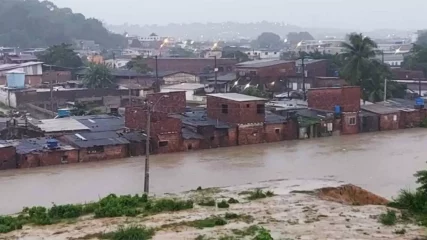 Justiça energética, o norte da transição energética no Brasil. Na imagem: Fortes chuvas em Recife causam inundações e interrupção no fornecimento de energia elétrica (Foto: Alma Preta)