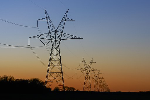 Fortaleza, capital do Ceará, fica sem luz quatro dias após apagão nacional afetar todas as regiões do Brasil. Na imagem: Foto à contraluz de sequência de torres de transmissão de energia, no Leste do Texas (EUA), durante pôr do sol com gradação na coloração do céu do azul para o laranja (Foto: Matthew T Rader)