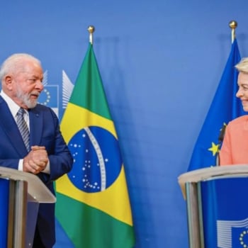 Entenda o que é o CBAM, mecanismo de ajuste de fronteira de carbono, da União Europeia e qual o impacto para o Brasil. Na imagem: Lula (PT), à esquerda, e Ursula von der Leyen, Presidente da Comissão Europeia, à direita, durante sessão de abertura do fórum empresarial União Europeia-América Latina, em Bruxelas, na Bélgica (Foto: Ricardo Stuckert/PR)