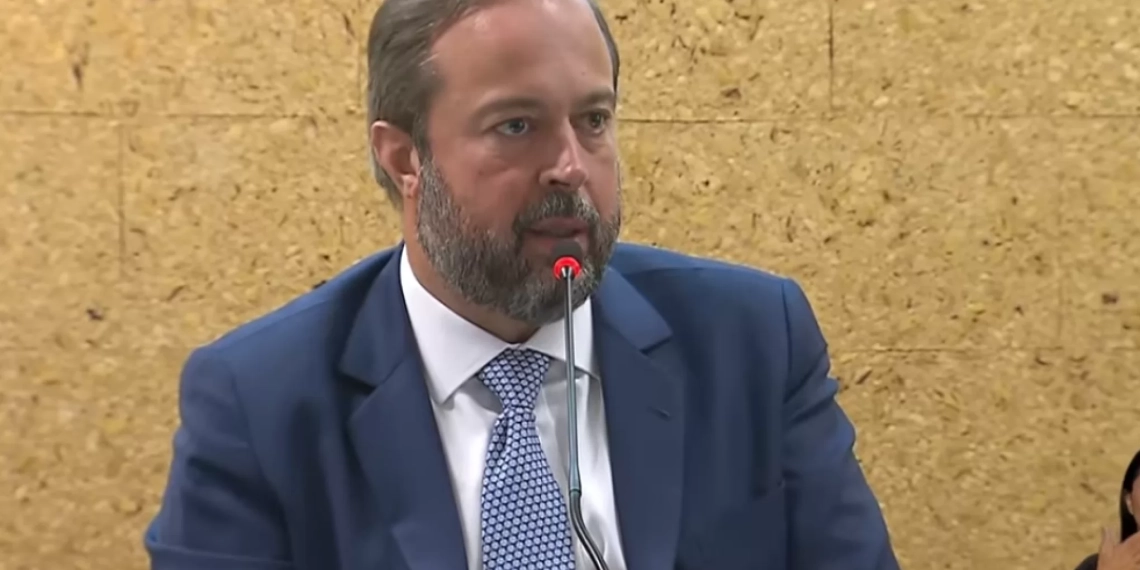 Na imagem: Alexandre Silveira, ministro do MME, explica apagão de 15/8/2023 durante coletiva de imprensa (Foto: Reprodução Youtube)