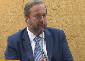 Na imagem: Alexandre Silveira, ministro do MME, explica apagão de 15/8/2023 durante coletiva de imprensa (Foto: Reprodução Youtube)