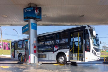 Com corredores azuis, mercado de gás (GNV e biometano) pretende avançar sobre o diesel no Paraná. Na imagem: Ônibus 100% a biometano testado em Londrina (PR), conectado à bomba em posto de abastecimento de GNV e biometano (Foto: Cortesia Compagas)