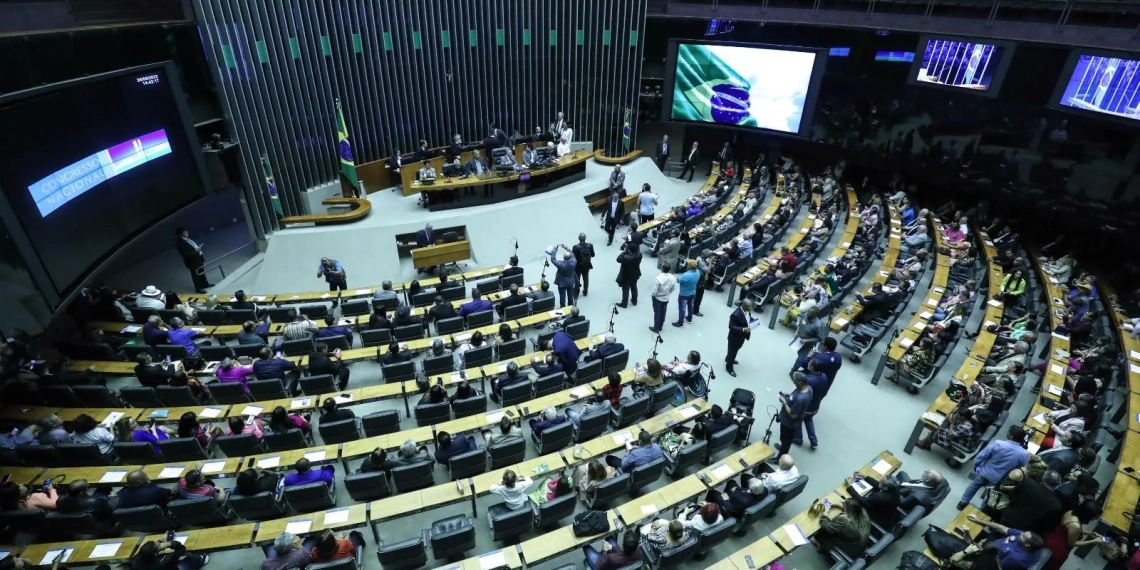 Gás natural e energia elétrica: Se só quisermos ganhar, todos vão perder. Na imagem: Parlamentares assentados durante sessão no Plenário da Câmara dos Deputados, fotografada do alto, na Galeria (Foto: Bruno Spada/Agência Câmara)