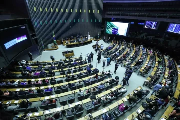 Gás natural e energia elétrica: Se só quisermos ganhar, todos vão perder. Na imagem: Parlamentares assentados durante sessão no Plenário da Câmara dos Deputados, fotografada do alto, na Galeria (Foto: Bruno Spada/Agência Câmara)