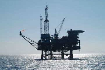 Nova fronteira exploratória de petróleo no centro da cúpula da Amazônia. Na imagem: Plataforma para exploração offshore de óleo e gás com sol refletindo no mar "prateado" (Foto Wiki Commons)