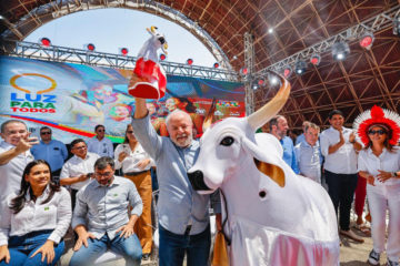 Geração térmica na região Amazônica pode cair em 70% com substituição por fontes renováveis. Na imagem: Presidente Lula (PT) participa do relançamento do Programa Luz para Todos em Parintins (AM), em 3/8/23 (Foto: Ricardo Stuckert/PR)