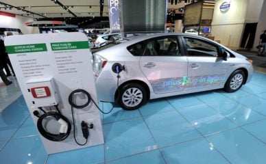 Na imagem: Prius híbrido flex da Toyota conectado a carregador elétrico (Foto: Divulgação)