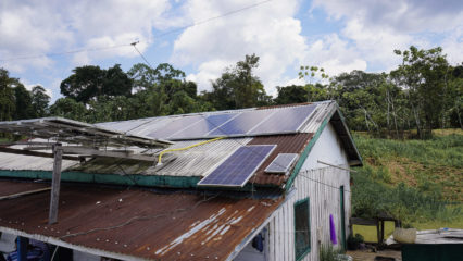 Projetos para a descarbonização da Amazônia vão de biodiesel a solar. Na imagem: Projeto ‘Sempre Luz’, parceria entre a Fundação Amazônia Sustentável (FAS) e a empresa Unicoba da Amazônia, para levar energia solar fotovoltaica a comunidades ribeirinhas e indígenas do Amazonas (Foto: Divulgação FAS) 