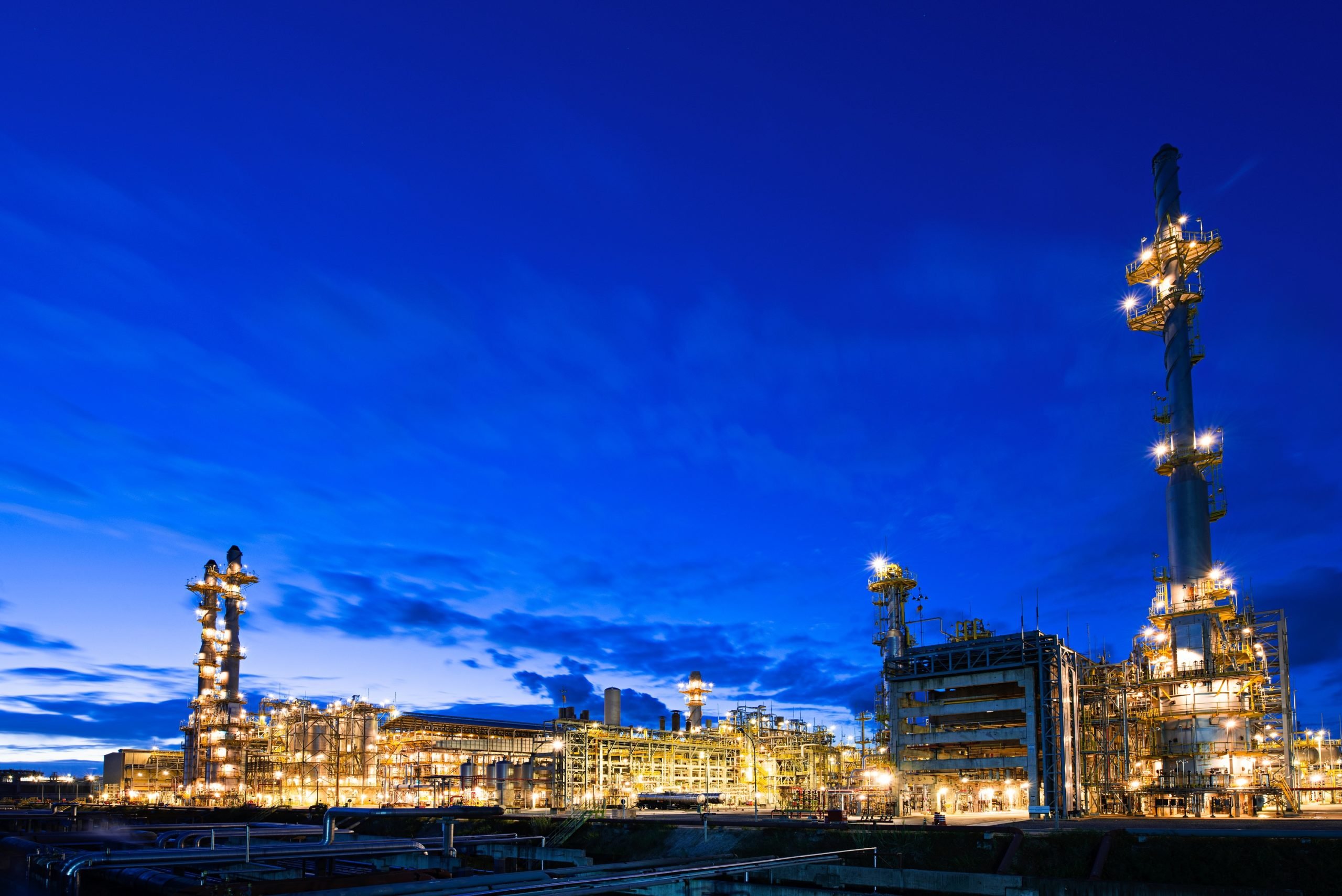 Petrobras não teve perda de dinheiro no refino pela falta de reajustes diante da volatilidade. Na imagem: Refinaria Abreu e Lima (Rnest), localizada no Porto de Suape, em Pernambuco, ao anoitecer com as luzes das instalações acesas (Foto: Agência Petrobras)