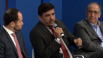 CTEEP e Rialma ficam com linhas de transmissão de energia do consórcio Gênesis, desqualificado pela Aneel. Na imagem: Representante do Consórcio Gênesis durante coletiva de imprensa após o leilão de transmissão em 30/6/23 (Fotos: Reprodução)