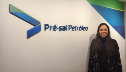 Tabita Loureiro ocupa o cargo de diretora-técnica e também atua como presidente interina em nova diretoria da PPSA; ao fundo, parede branca com logo da PPSA e inscrição "Pré-Sal Petróleo" nas cores azul e verde (Foto: Divulgação)