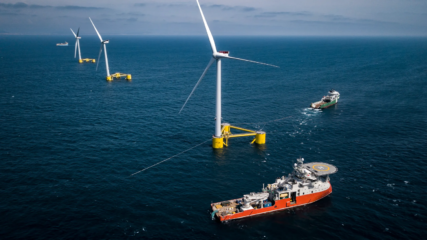 Petrobras anuncia primeiro projeto de eólica offshore flutuante do Brasil, na costa de Cabo Frio (RJ). Na imagem: Três turbinas eólicas offshore flutuantes do projeto WindFloat Atlantic instaladas ao largo de Viana do Castelo, em Portugal (Foto: Linkedin Principle Power)