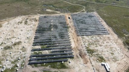 Rio+Saneamento, concessionária do grupo Águas do Brasil, contrata usinas solares e energia de biomassa para descarbonizar operações. Na imagem: Vista de fileiras de módulos fotovoltaicos em usina solar, em construção no município de Seropédica (RJ), contratada pela Rio+Saneamento (Foto: Divulgação)