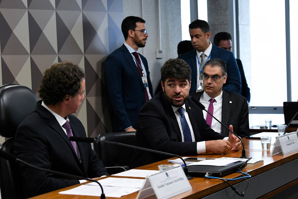 Congresso nacional retoma discussões para aprovar marco regulatório das eólicas offshore. Na imagem: Veneziano Vital do Rêgo, Zé Vitor e Lafayette de Andrada, durante reunião da frente da energia (FPRNE) no Senado Federal (Foto: Roque de Sá/Agência Senado)