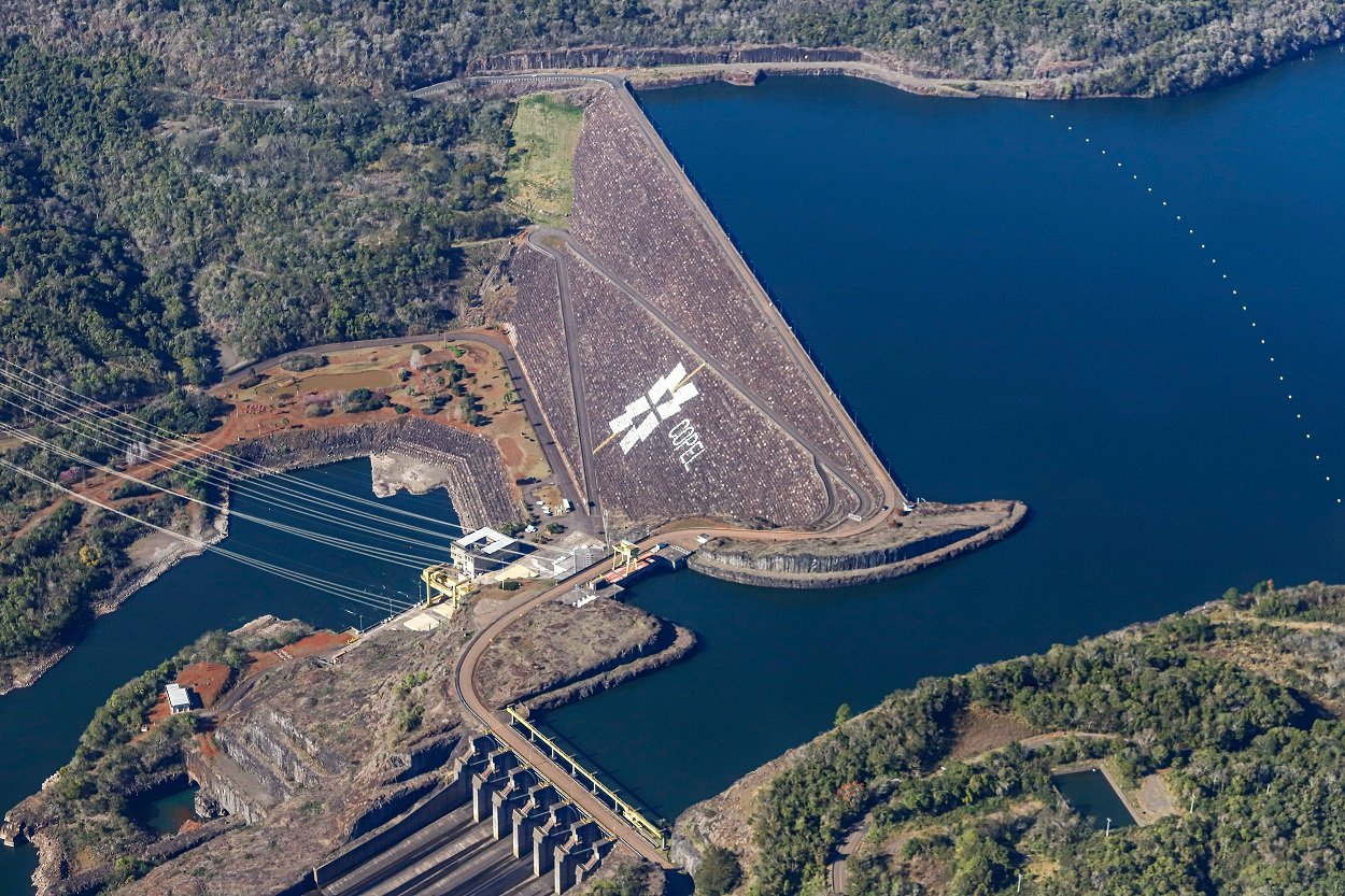 TCU abre caminho para privatização da Copel e oferta atrai interesse de fundos americanos e locais. Na imagem: Vista aérea do reservatório da UHE Ney Braga (hidrelétrica de Salto do Segredo) da Copel, no Paraná (Foto: Rodrigo Felix Leal/Divulgação)