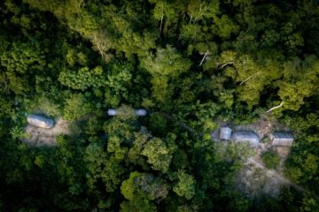 Financiamento ambiental quase não chega aos povos indígenas, alerta diretor do Fundo Global para o Meio Ambiente (GEF). Na imagem: Vista aérea de comunidade indígena Shiwiar, na região de Pastaza, Amazônia equatoriana. Acredita-se que os povos indígenas protejam 80% da biodiversidade restante do mundo, embora representem apenas 6% da população global (Foto: Mark Fox/Alamy)