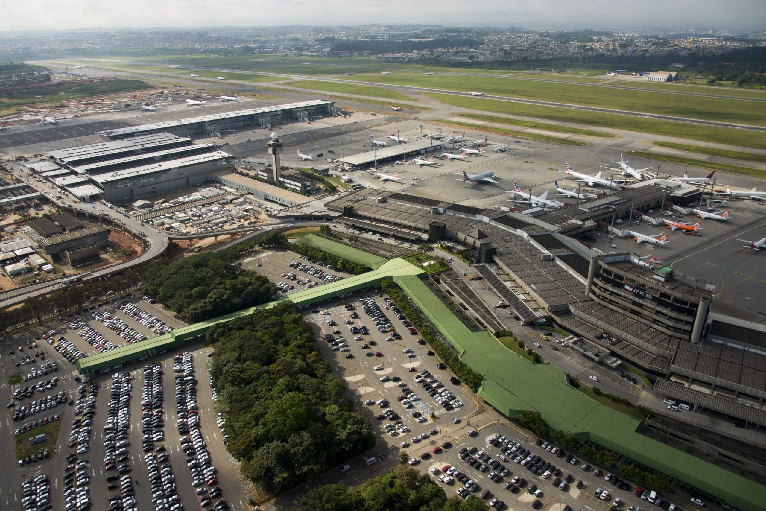 Preço do querosene de aviação (QAV) cai 30%, mas passagens aéreas não acompanham queda; entenda o que está em jogo. Na imagem: Vista aérea das obras de ampliação do Aeroporto de Internacional de Guarulhos – Governador André Franco Montoro, também conhecido como Aeroporto de Cumbica (Foto: Delfim Martins/Portal da Copa, CC)