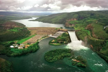 Eletrobras avalia incorporação de Furnas em iniciativa de simplificação da estrutura societária e de governança. Na imagem: Vista aérea do reservatório e instalações da UHE de Furnas (Foto: Divulgação)