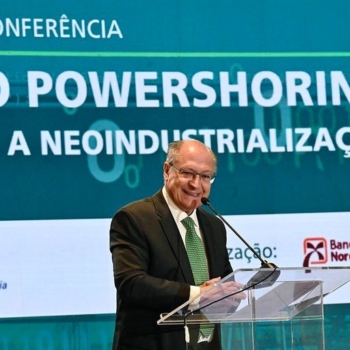 Entenda o que é powershoring e conheça o papel do Brasil nesse movimento. Na imagem: Vice-presidente e ministro da Indústria e Comércio (MDIC), Geraldo Alckmin, discursa de pé e diante de púlpito transparente e microfone; homem branco, careca, de óculos e com terno escuro e gravata verde (Foto: Cadu Gomes/VPR)