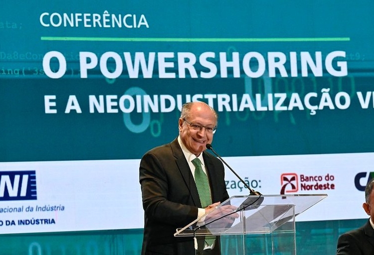 Entenda o que é powershoring e conheça o papel do Brasil nesse movimento. Na imagem: Vice-presidente e ministro da Indústria e Comércio (MDIC), Geraldo Alckmin, discursa de pé e diante de púlpito transparente e microfone; homem branco, careca, de óculos e com terno escuro e gravata verde (Foto: Cadu Gomes/VPR)