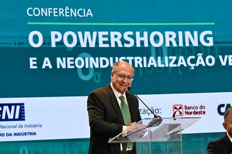 Entenda o que é powershoring e conheça o papel do Brasil nesse movimento. Na imagem: Vice-presidente e ministro da Indústria e Comércio (MDIC), Geraldo Alckmin, discursa de pé e diante de púlpito transparente e microfone; homem branco, careca, de óculos e com terno escuro e gravata verde (Foto: Cadu Gomes/VPR)