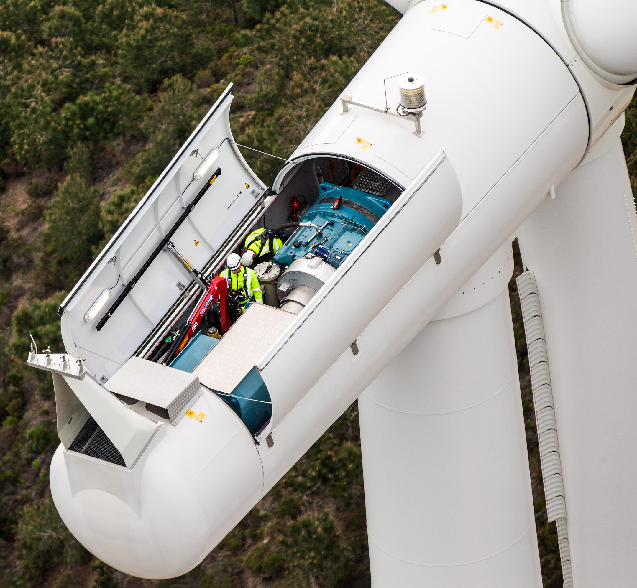 Siemens espera ter gasto de 2,2 bilhões com turbinas eólicas defeituosas e aumento de custos de projetos offshore. Na imagem: Técnico faz manutenção de turbina eólica da Siemens Gamesa na Escócia; parte superior da turbina com tampas abertas e técnico no interior inspeciona motor e istalações (Foto: Divulgação)