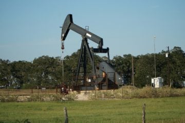 Consulta popular no Equador decidiu contra a exploração de petróleo no Parque Nacional Yasuni, parte da Amazônia. Na imagem: Cavalo-de-pau para exploração de petróleo em terra (Foto: Awsloley/Pixabay)