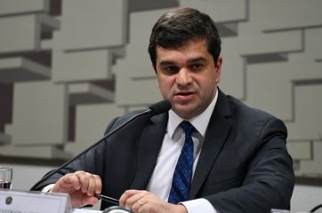 Cade aprova, com restrições, consórcio entre as distribuidoras Ultra e SHV na infraestrutura de GLP, o gás de cozinha. Na imagem: Luiz Hoffmann, conselheiro do Cade durante audiência no Senado (Foto: Edilson Rodrigues/Agência Senado)