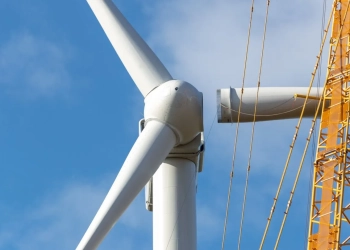 Fabricante dinamarquesa de turbinas eólicas Vestas fecha acordo para manutenção de componentes eólicos 100% no Brasil. Na imagem: Montagem das pás eólicas em aerogerador de grande porte (Foto: Divulgação OX2)