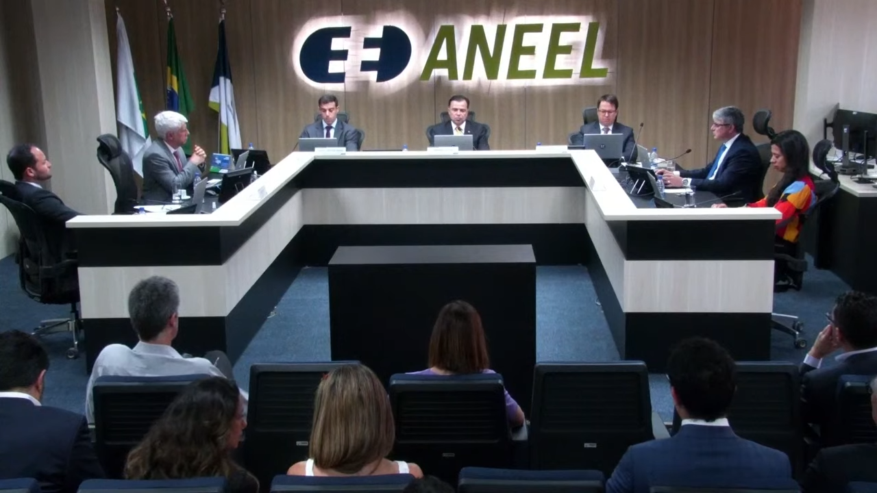 Diretores da Aneel, em torno de uma mesa em formato de "U", parabenizam eleição de Thiago Prado para presidente da EPE, nesta terça-feira, dia 19/9/23 (Foto: Reprodução Youtube)