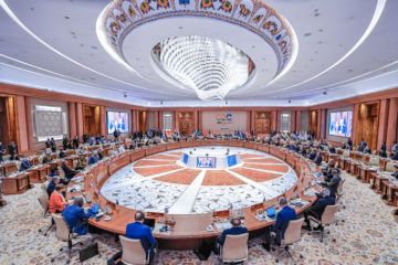 G20 segue sem acordo para combustíveis fósseis e distante Acordo de Paris. Na imagem: Grande mesa circular de madeira com chefes de estado globais, assentados ao redor, durante a Cúpula do G20 – Sessão III: “Um Futuro”, em Nova Delhi, na Índia (Foto: Ricardo Stuckert/PR)