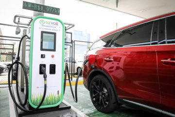 Número de veículos elétricos (incluindo híbridos) em circulação no Brasil cresce 23% em 7 meses. Na imagem: Carro elétrico SUV na cor vinho realiza recarga no Eletroposto Anália Franco (Foto Divulgação Vibra)