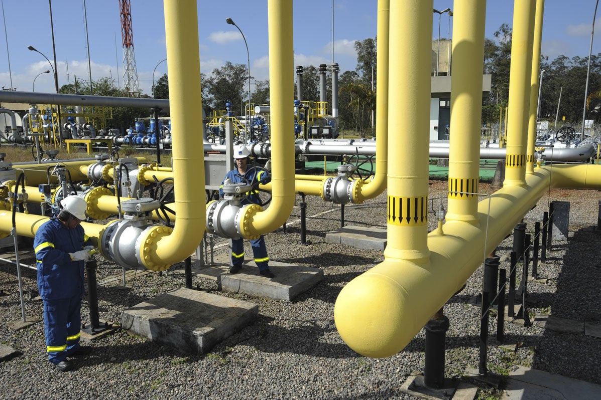 Acordo para disputa na classificação do Subida da Serra desagrada todos os lados da disputa. Na imagem: Dois trabalhadores uniformizados, e com equipamentos de segurança, em city gate da Comgás, ponto de entrega de gás natural da distribuidora paulista (Foto: Divulgação)