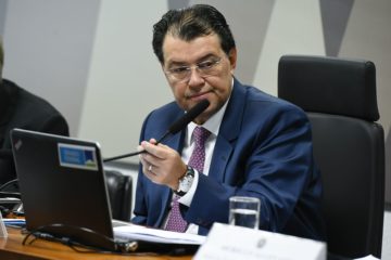 Distribuidoras de energia temem maior inadimplência se energia elétrica não for considerada item essencial na reforma tributária. Na imagem: Eduardo Braga, relator da reforma tributária, durante audiência da CCJ no Senado, em 19/9/23 (Foto: Roque de Sá/Agência Senado)