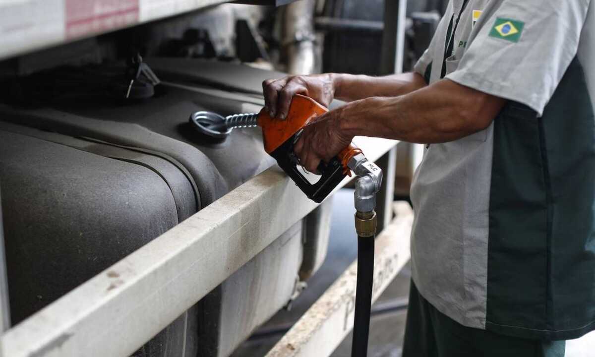 Mão de frentista segura gatilho e abastece tanque de caminhão a diesel em posto da Petrobras (Foto Divulgação Scania)